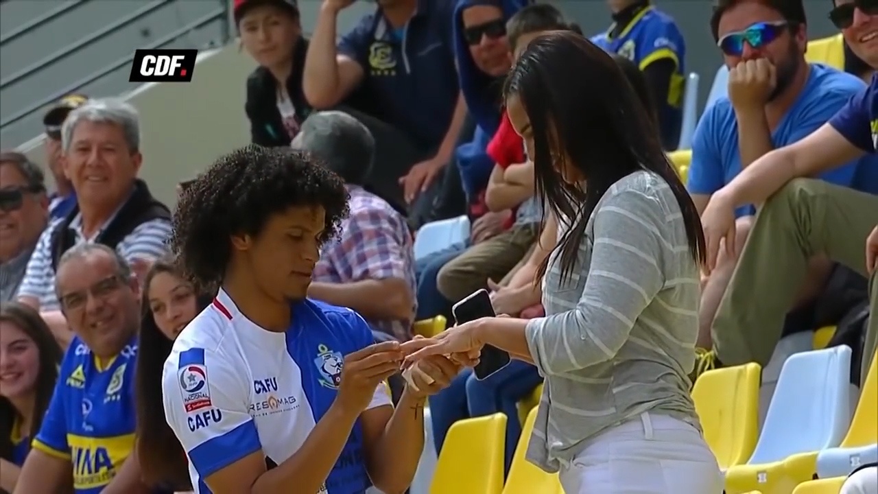 Sau khi ghi ban, cau thu cau hon ban gai ngay giua khan dai hinh anh