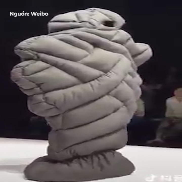 Nguoi mau 'trum nem' di dien tren san thoi trang hinh anh