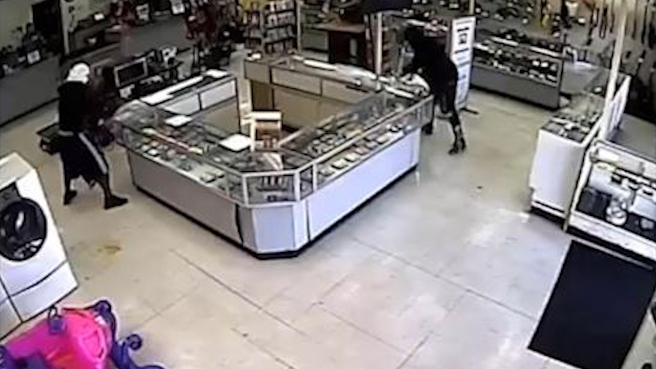 Ten cuop My dap kinh khong vo, lai bi dut tay de lai dau ADN hinh anh