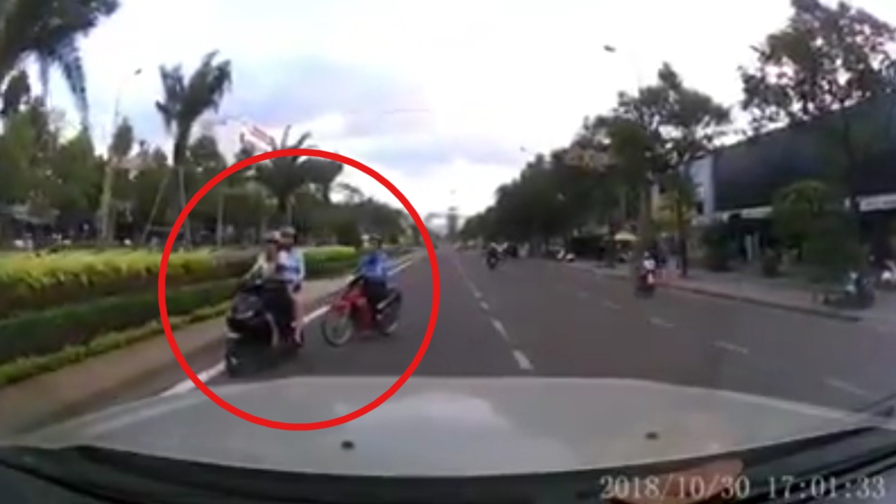 Hai xe may di nguoc chieu trong lan oto hinh anh