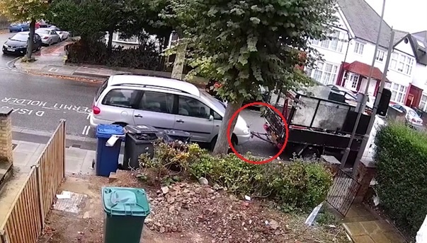 Dung moc 'da nang' gai vao xe sang de trom o Anh hinh anh