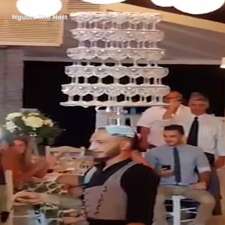 Anh chang phuc vu nhay mua cung nhung chiec ly xep tang hinh anh