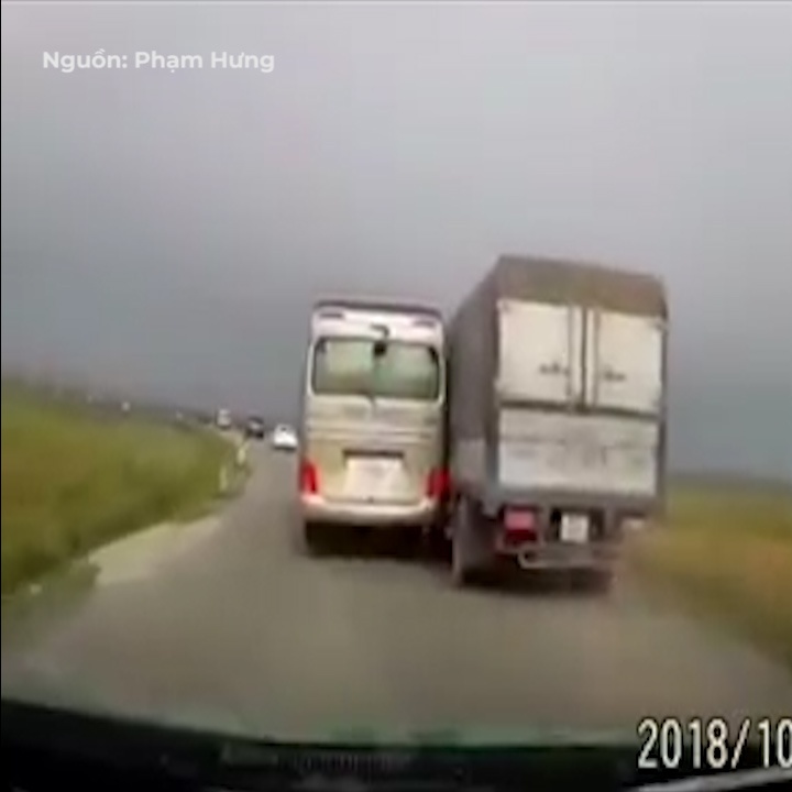 Tai xe xe tai quyet tam giang co voi xe khach vuot au hinh anh