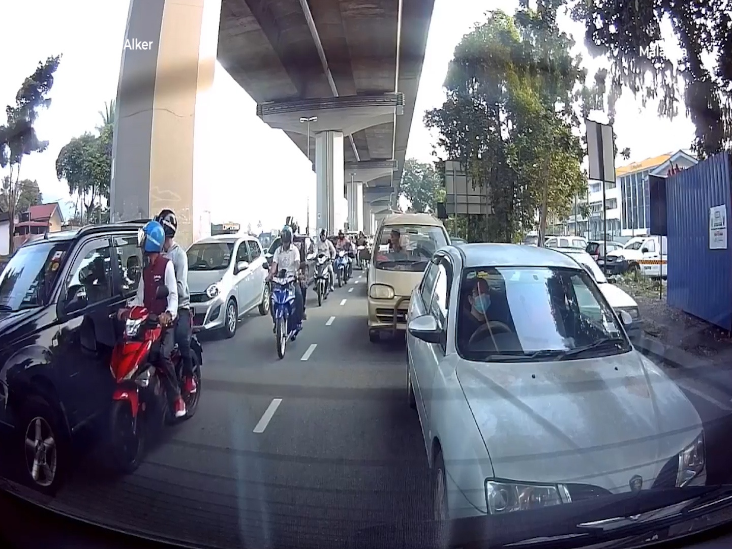 Hai thanh nien dap cua kinh, cuop giat tui xach tren oto hinh anh