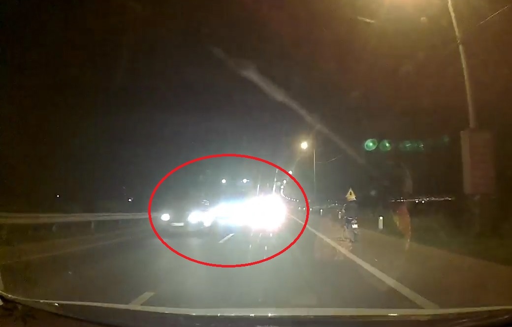 Oto vuot au, lan lan roi den pha sieu sang vao xe di nguoc chieu hinh anh