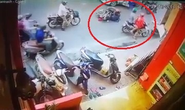 Thanh nien bat ngo dap nguoi phu nu di xe may vang vao taxi hinh anh