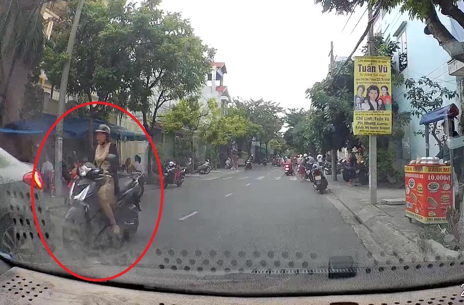 Dung xe dot ngot, oto bi nguoi phu nu di xe may dam vao duoi hinh anh