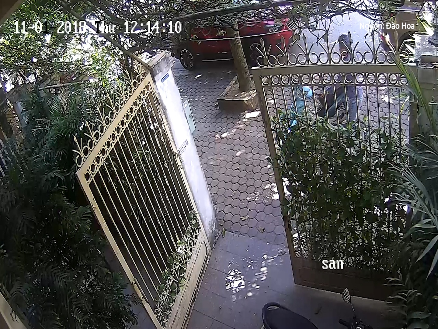 Thanh nien than nhien cuom xe ngay truoc cong nha hinh anh