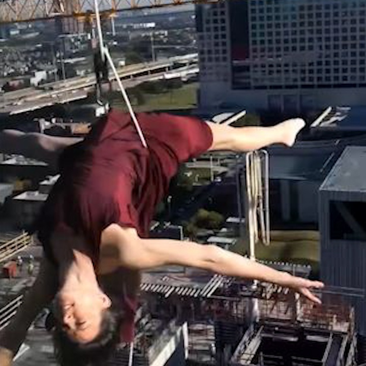 Nguoi phu nu nhay mua ben ngoai nha cao tang o My hinh anh