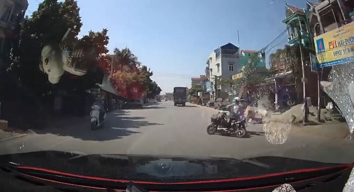 Xe may di nguoc chieu tong vao xe dap dien hinh anh