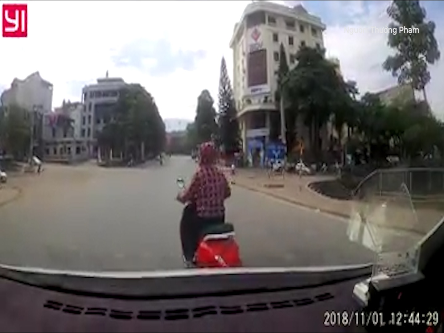 Nguoi phu nu do doc cau tat sat dau xe tai hinh anh