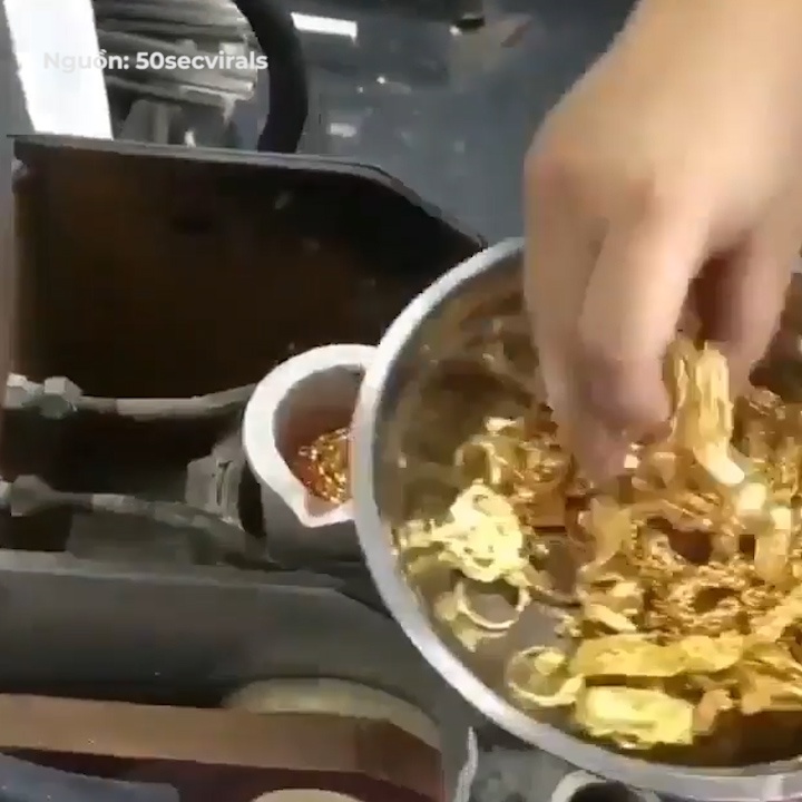 Nguoi dan ong cho ca thau vang vao lo lua hinh anh