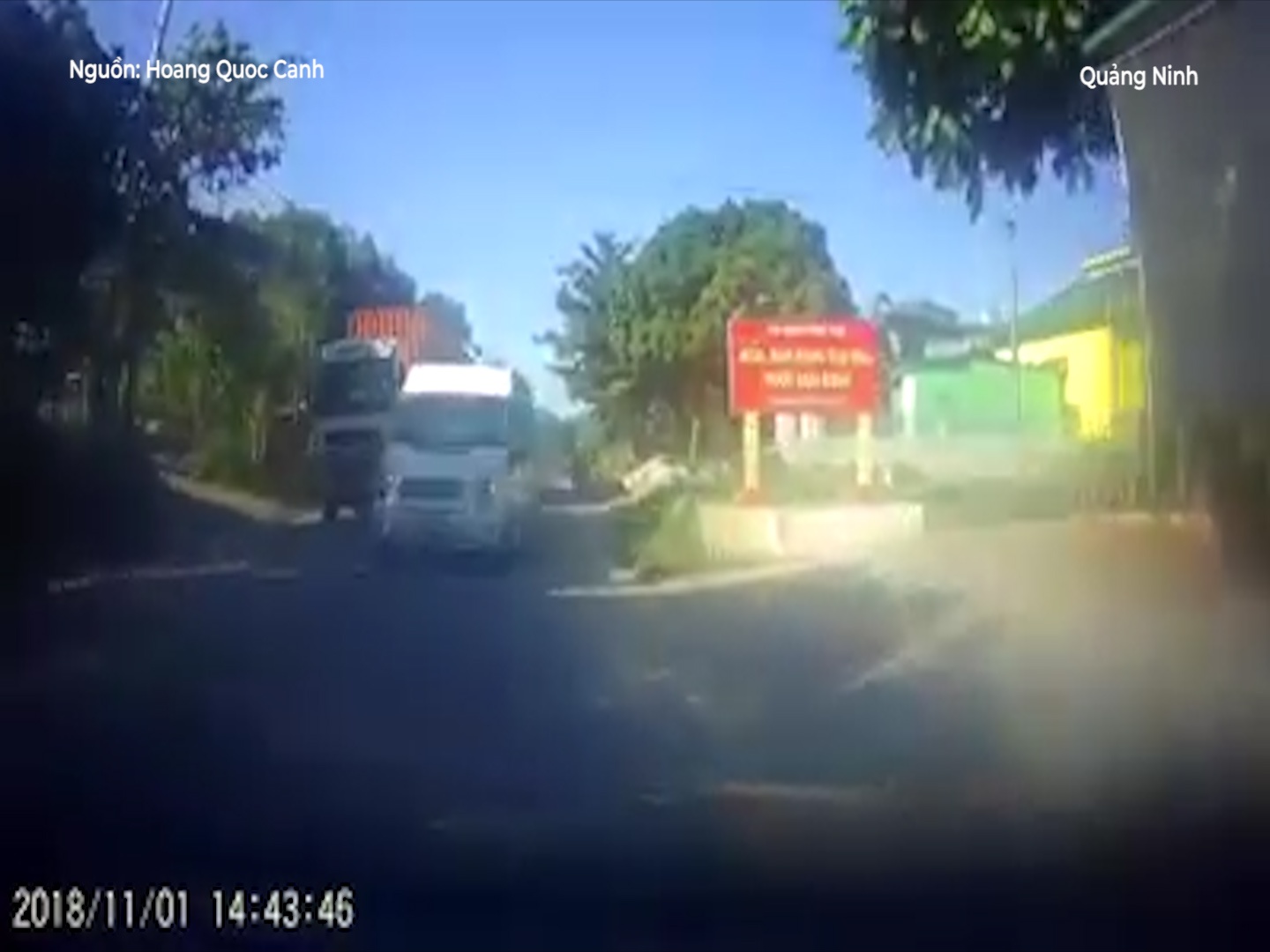 Xe khach vuot au, lao vun vut tren duong nguoc chieu hinh anh