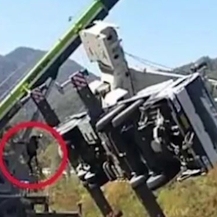 Tai xe nhay khoi xe cau bi lat nghieng, do xuong suon doi hinh anh