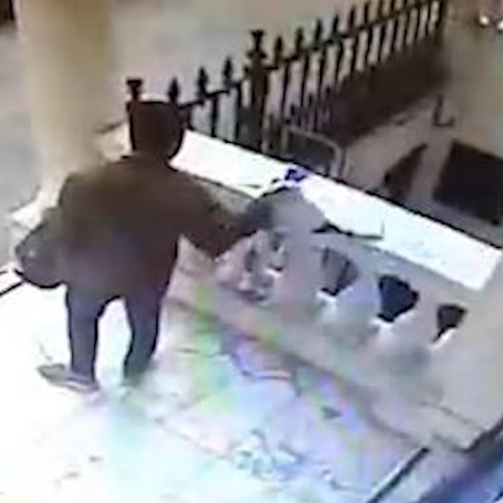 Chiec ao tuong niem chu tich Leicester City bi trom tai Anh hinh anh