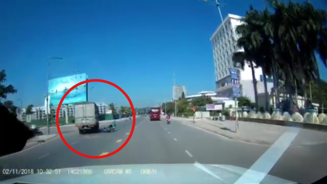 Tai xe xe tai danh lai cuu mang nguoi phu nu hinh anh