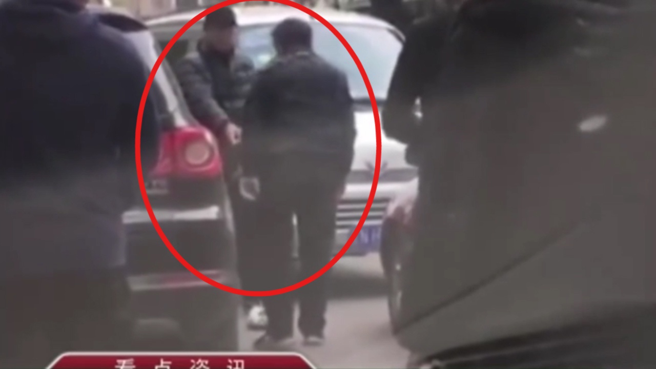 Di nguoc chieu, nguoi dan ong rut dao ep tai xe taxi phai quy xin loi hinh anh