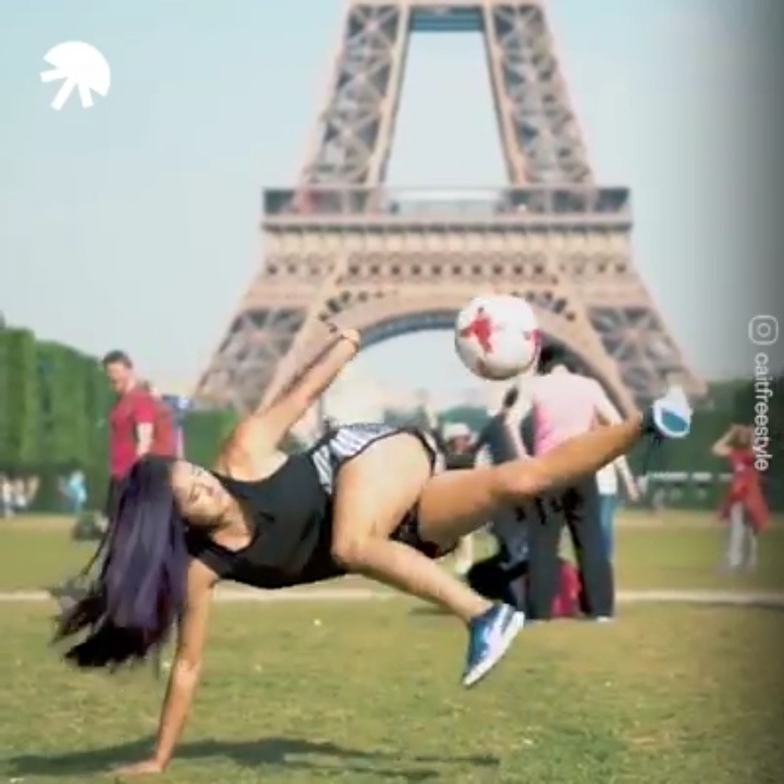 Nhung co gai xinh dep tang bong dieu luyen tren duong pho Paris hinh anh