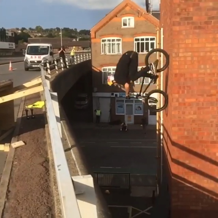 Chang biker lam xiec voi BMX, dap xe doc tren bo tuong hinh anh