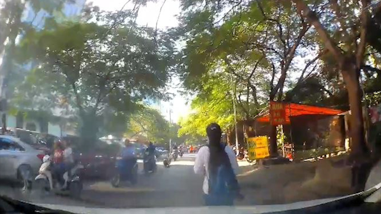 Di bo can duong oto, co gai suyt vap nga hinh anh