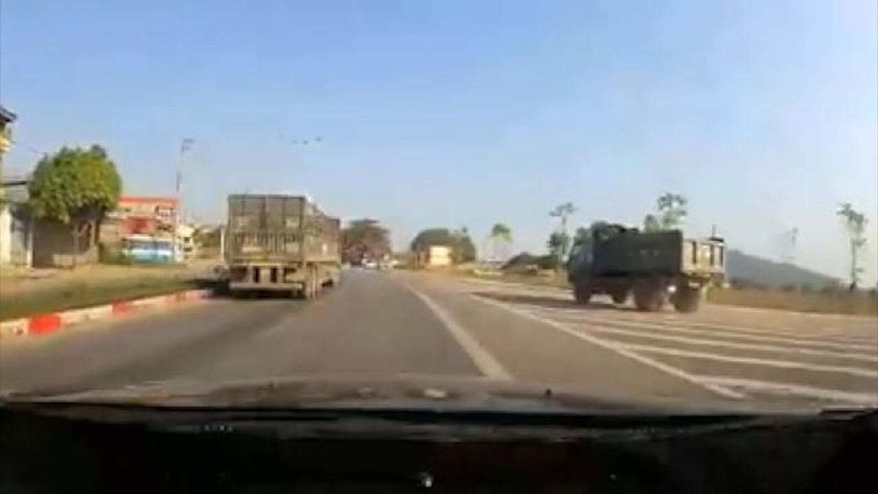 Oto bi tong manh vi danh lai, tranh xe tai queo au hinh anh