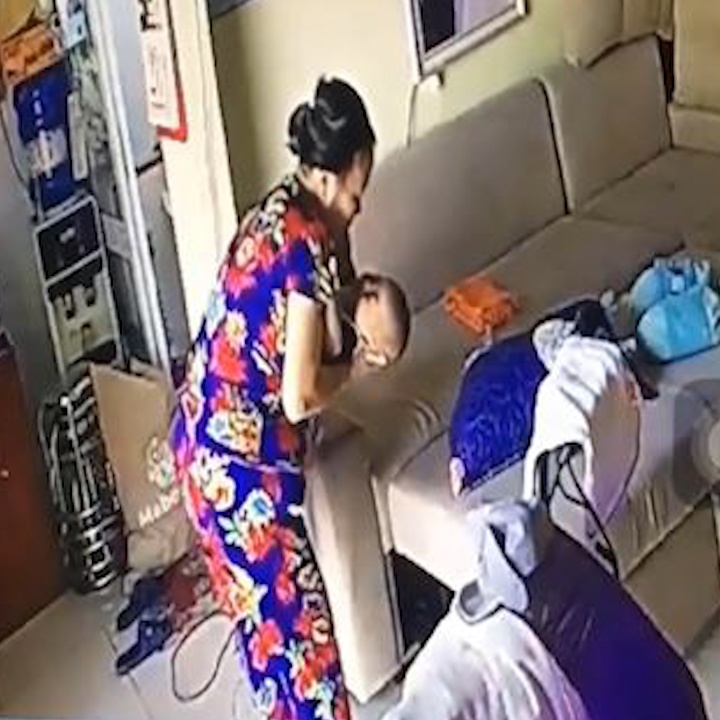 Nguoi giup viec nho nuoc bot vao mieng be trai vi do khong nin hinh anh