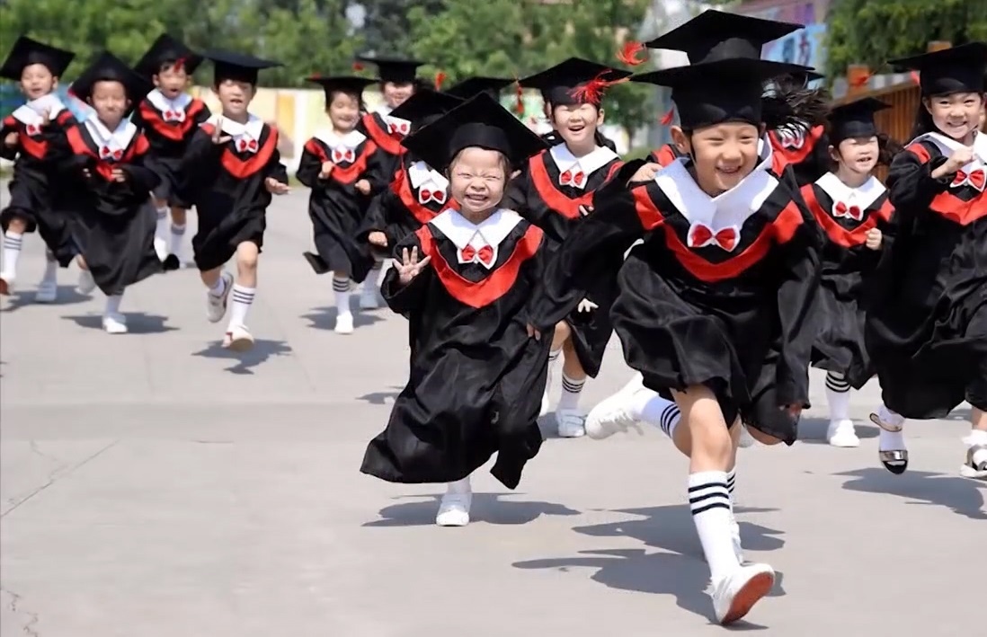 Be 5 tuoi voi CV doc duoc 10.000 cuon sach tieng Anh va tieng Trung hinh anh