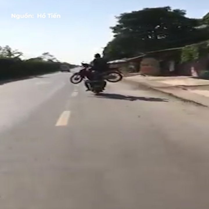 Thanh nien vua cho nguoi vua cho xe chong chenh giua duong hinh anh