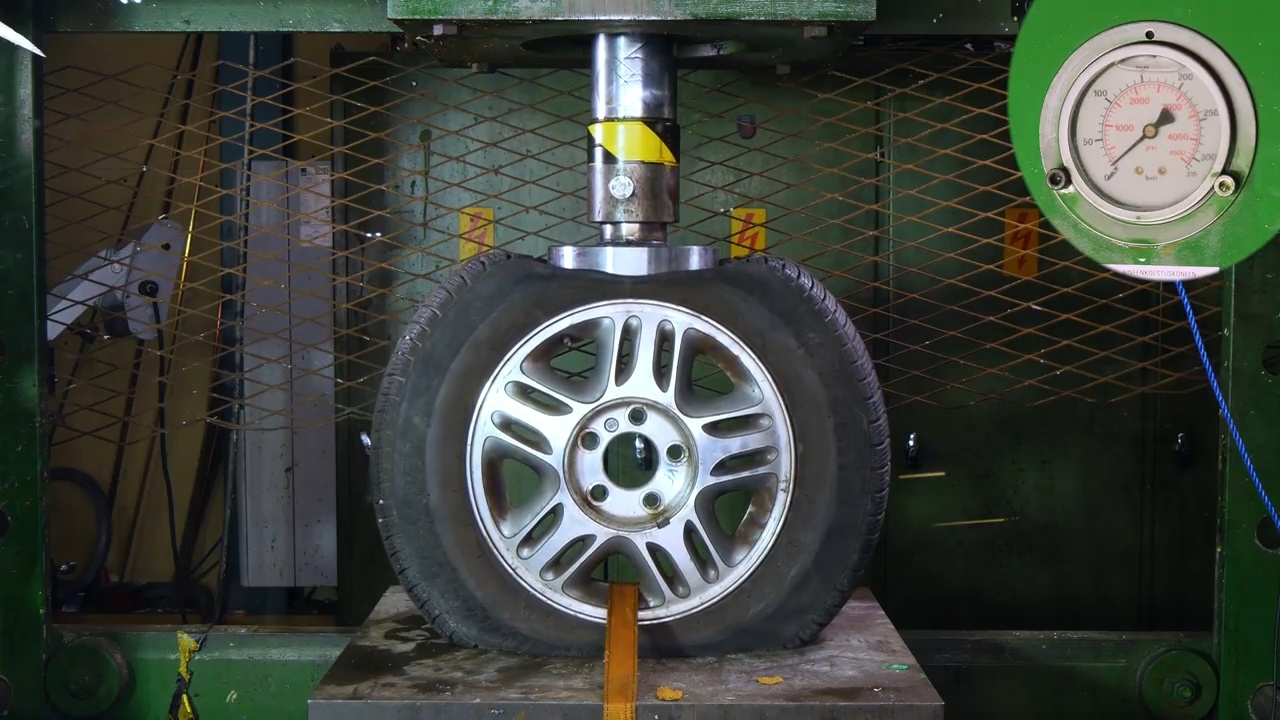 Banh oto vo vong khi doi dau voi may ep 100 tan hinh anh