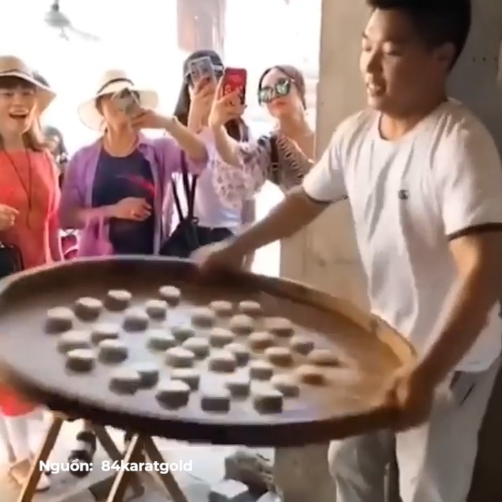 Anh chang khien nhung chiec banh in co the 'nhay mua' hinh anh