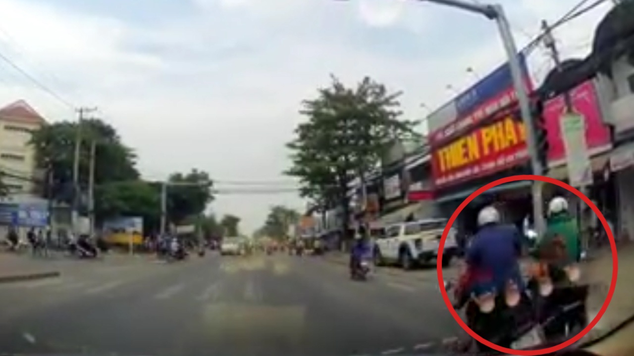 Bi xe khac thuc manh phia sau, hai nguoi nga nhao ra duong hinh anh