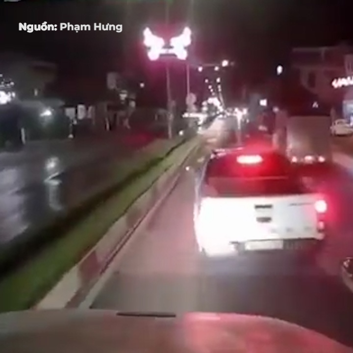 Oto ban tai chen lan, tat dau tai xe container hinh anh