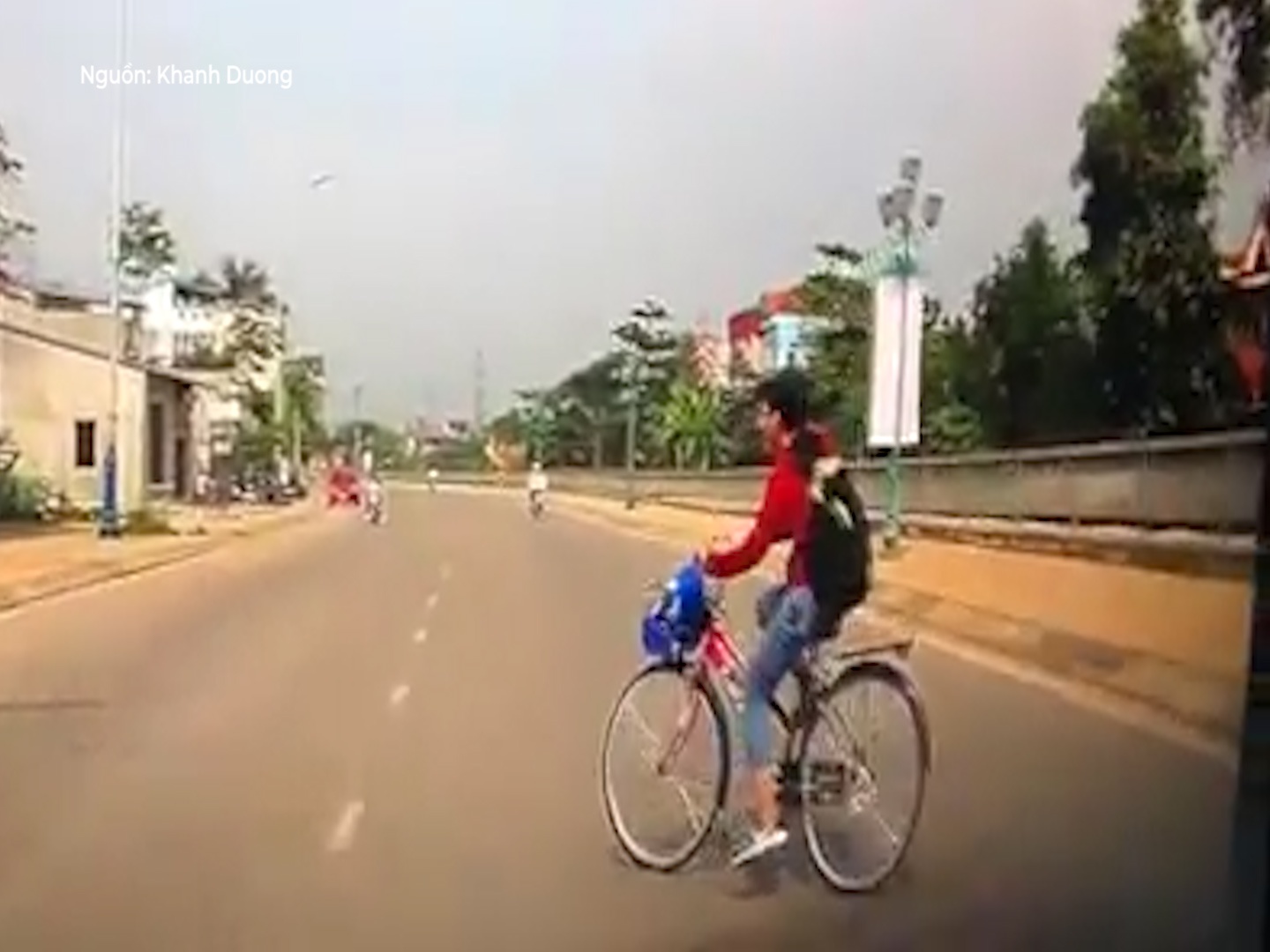 Nu sinh bat ngo qua duong suyt bi oto tong hinh anh