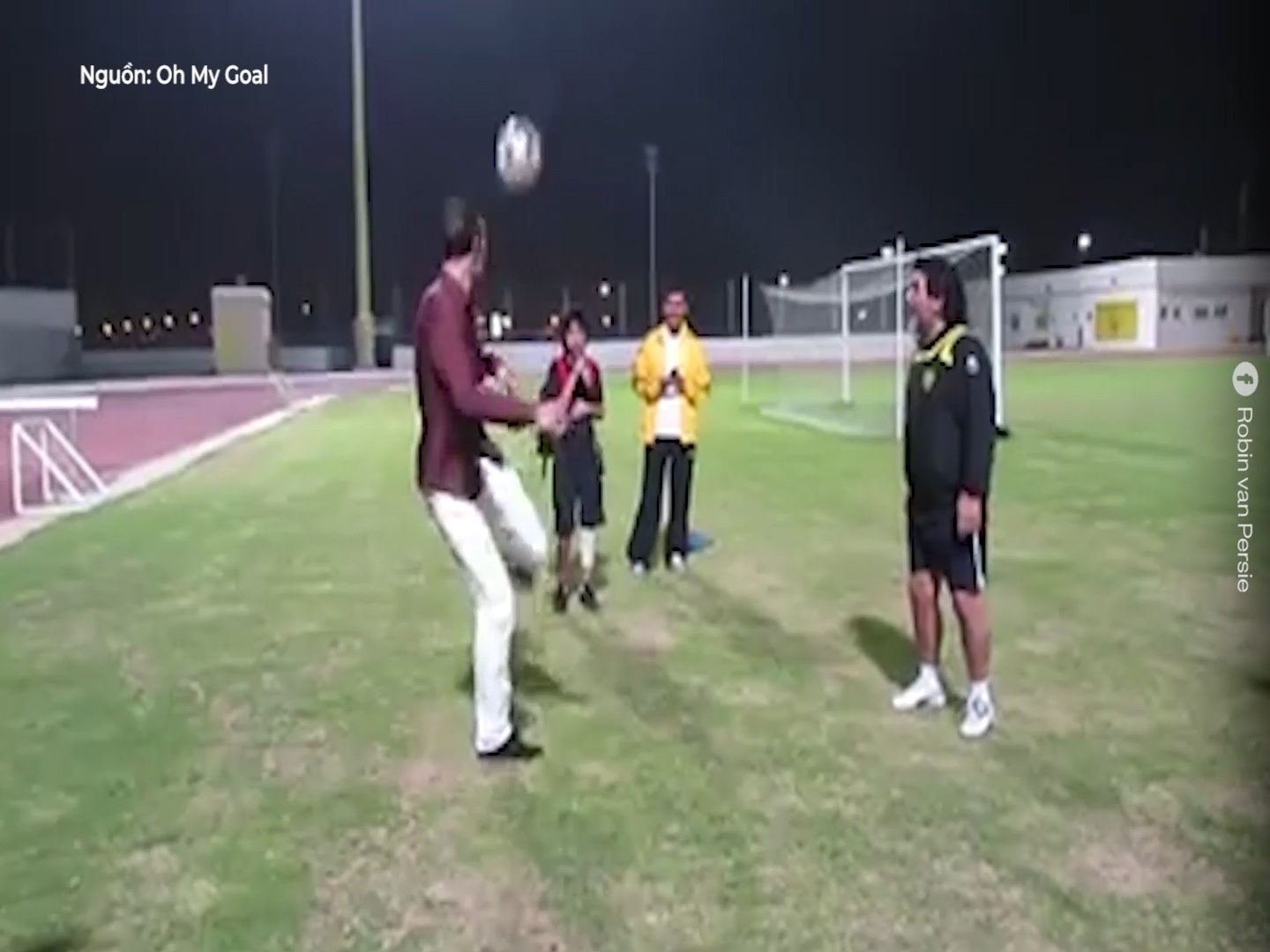 Van Persie tang bong cung huyen thoai bong da Maradona hinh anh