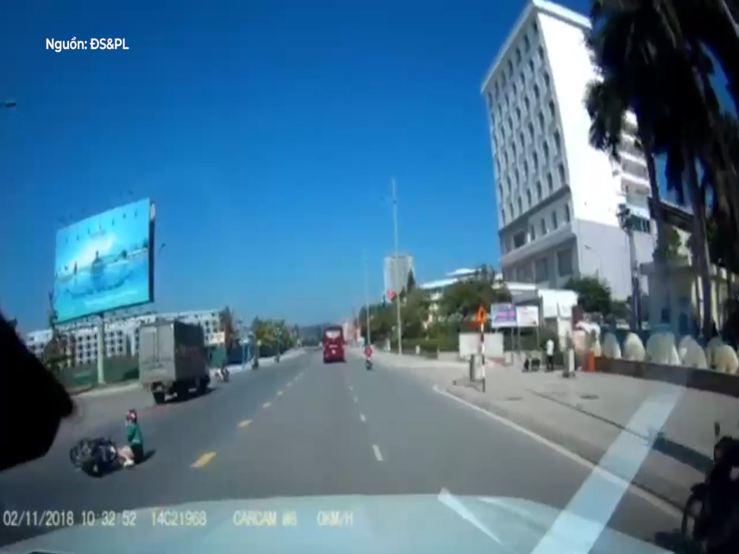 Tai xe danh lai cuu nguoi phu nu nga xuong duong tai Quang Ninh hinh anh