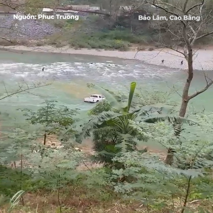 Oto vuot thac bi nuoc cuon troi hinh anh