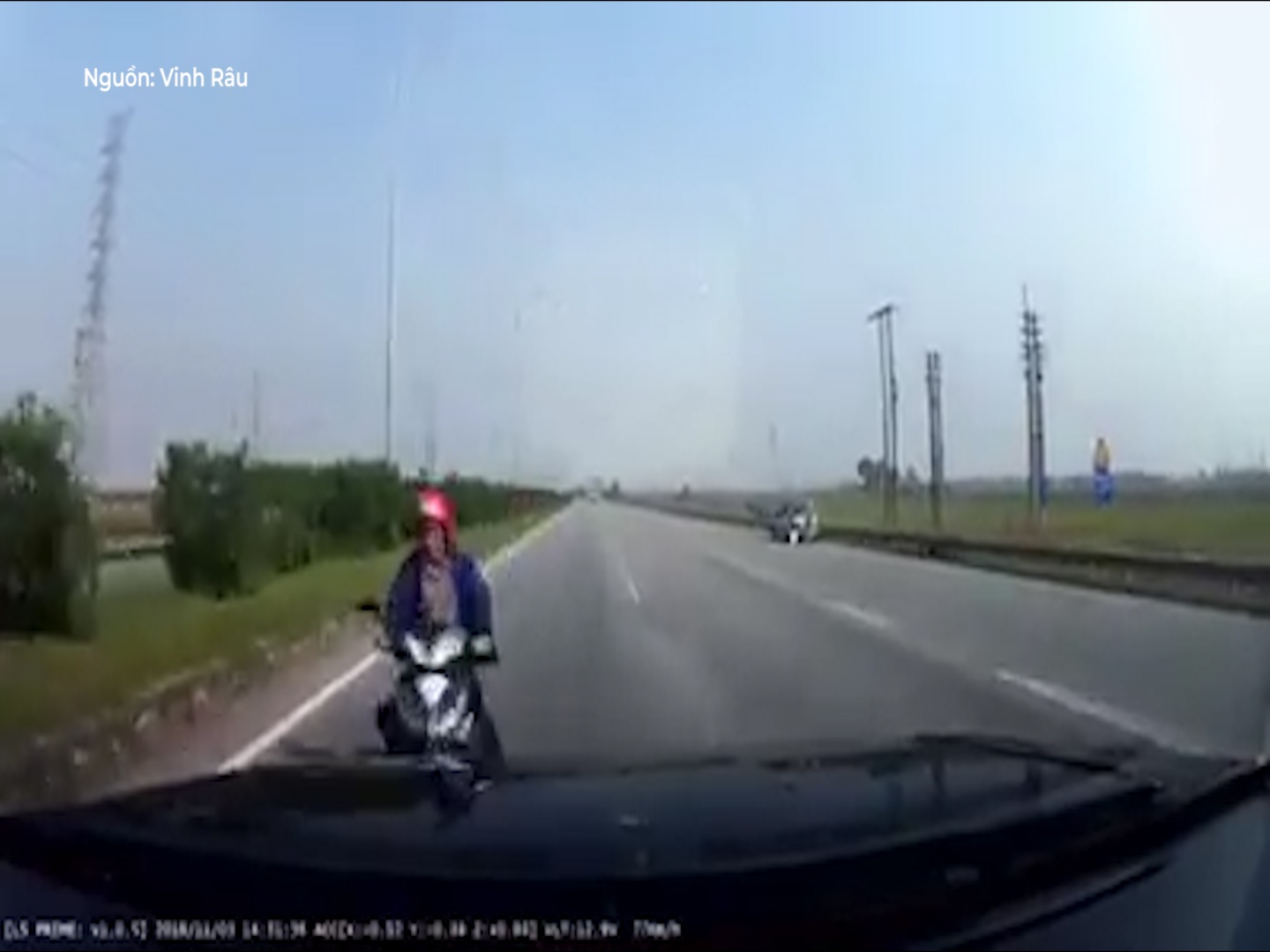 Thanh nien chay nguoc chieu, va cham voi oto tren cao toc Bac Giang hinh anh