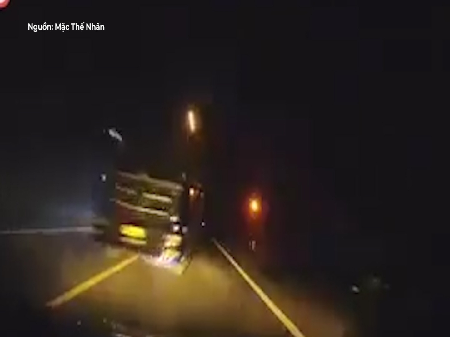 Loa mat vi den pha, 2 xe tai va cham manh giua dem hinh anh