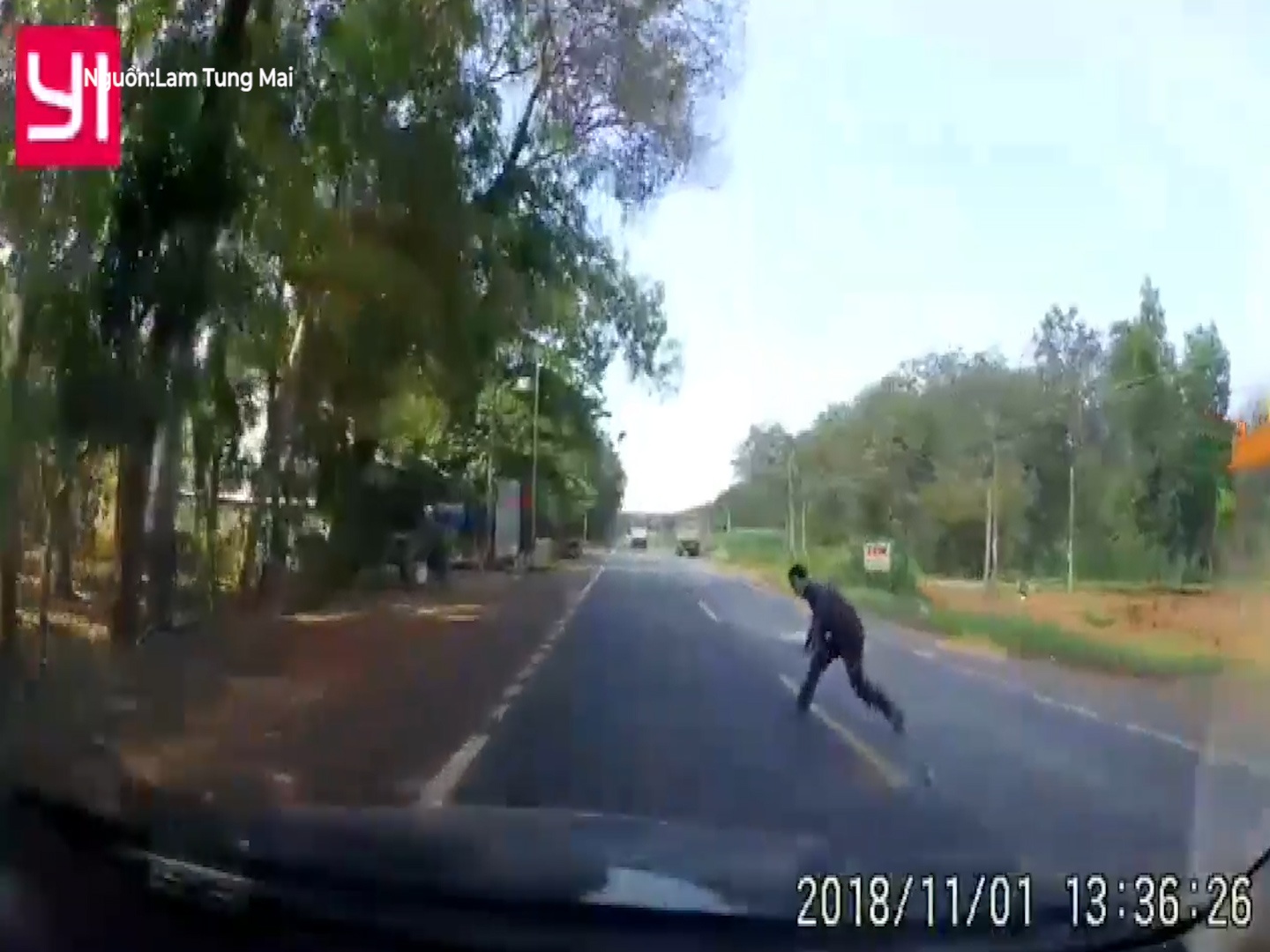 Thanh nien bat ngo bang duong, lao dau vao gam oto hinh anh