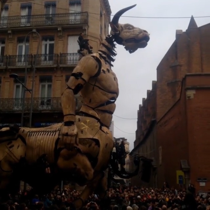 Robot nhan nguu khong lo di dao quanh thanh pho o Phap hinh anh