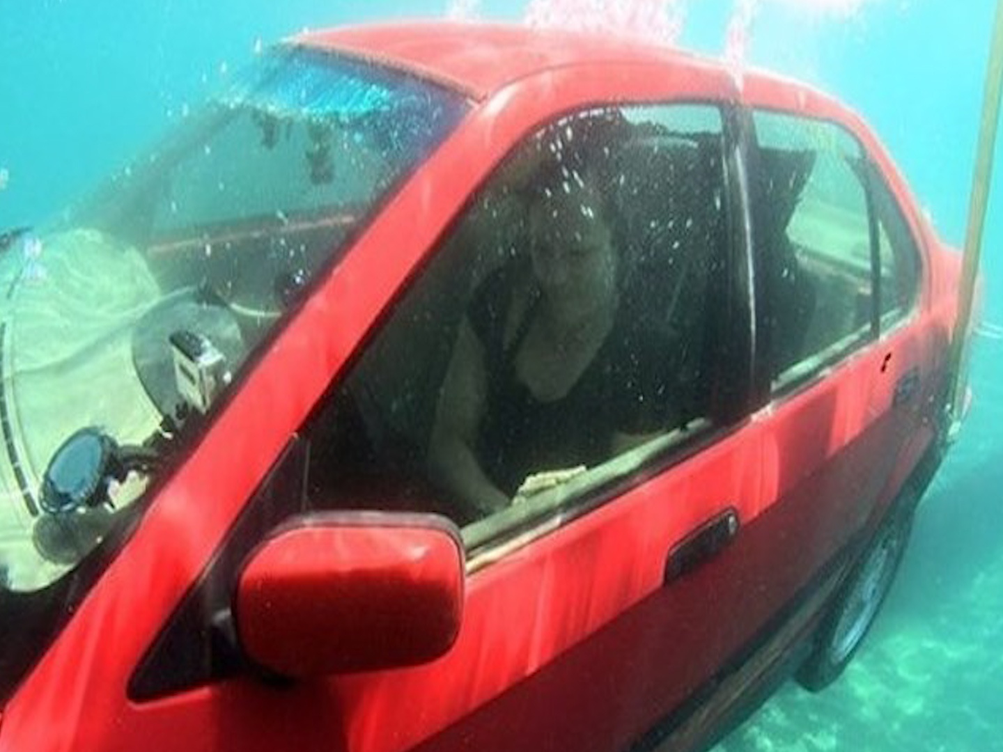 Ky nang giup ban song sot khi oto bi chim trong nuoc hinh anh