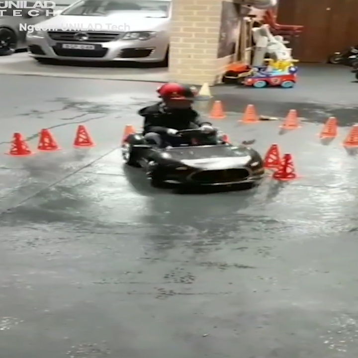 Nhung man drift xe sieu dang cua cau be 4 tuoi hinh anh