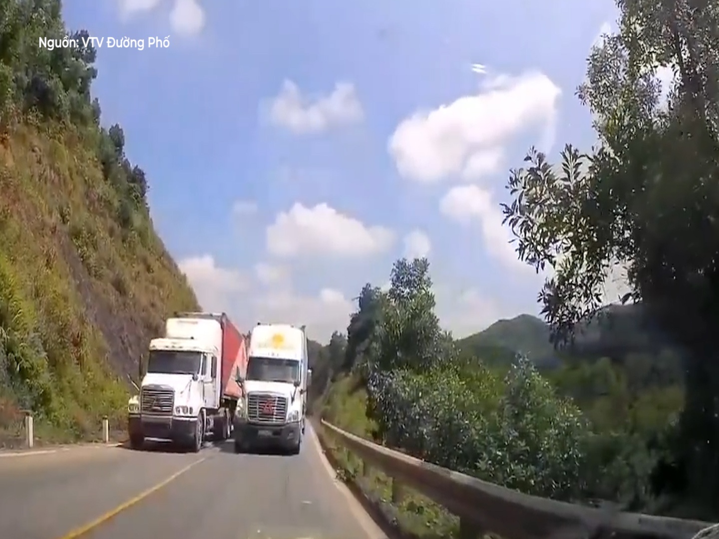 Container vuot au, ep lui xe khac tren lan nguoc chieu hinh anh