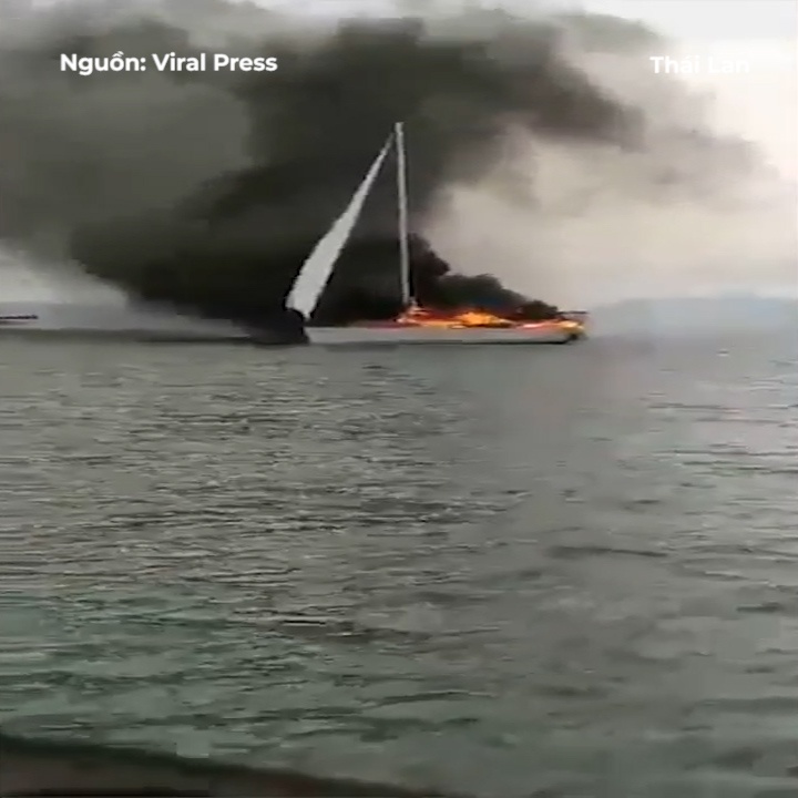 Du thuyen bi set danh, chay ngun ngut tren bien Thai Lan hinh anh