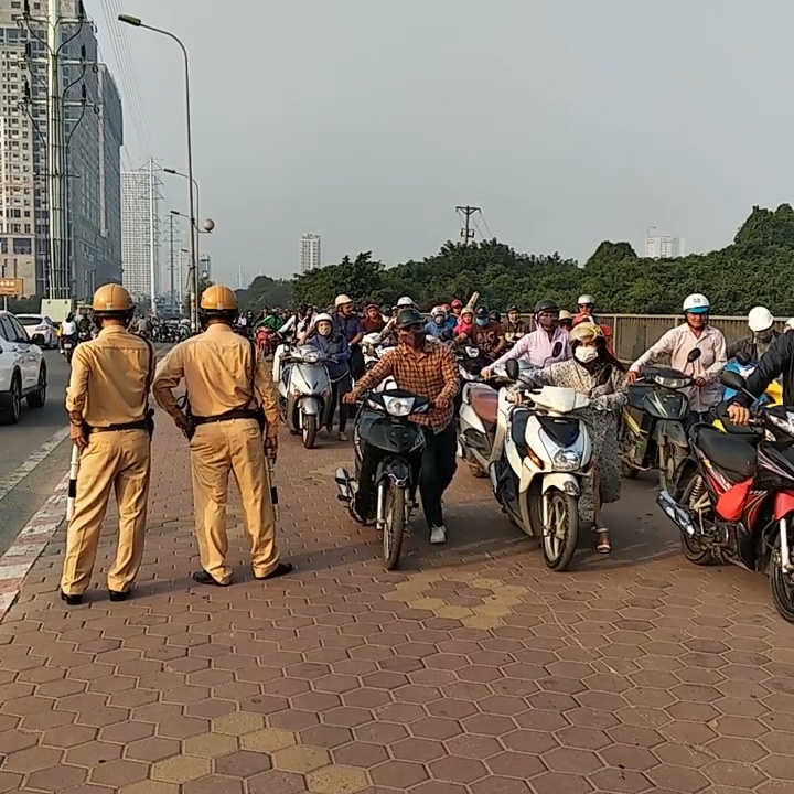 Nguoi dan o at dat bo xe may tren via he hinh anh