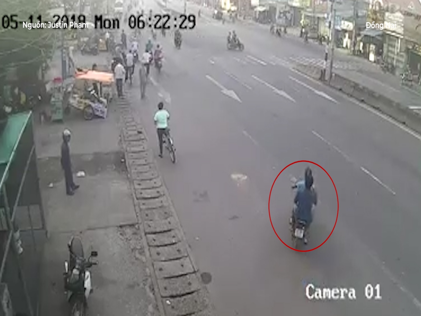 Sang duong au, hai thanh nien bi tong vang len dai phan cach hinh anh