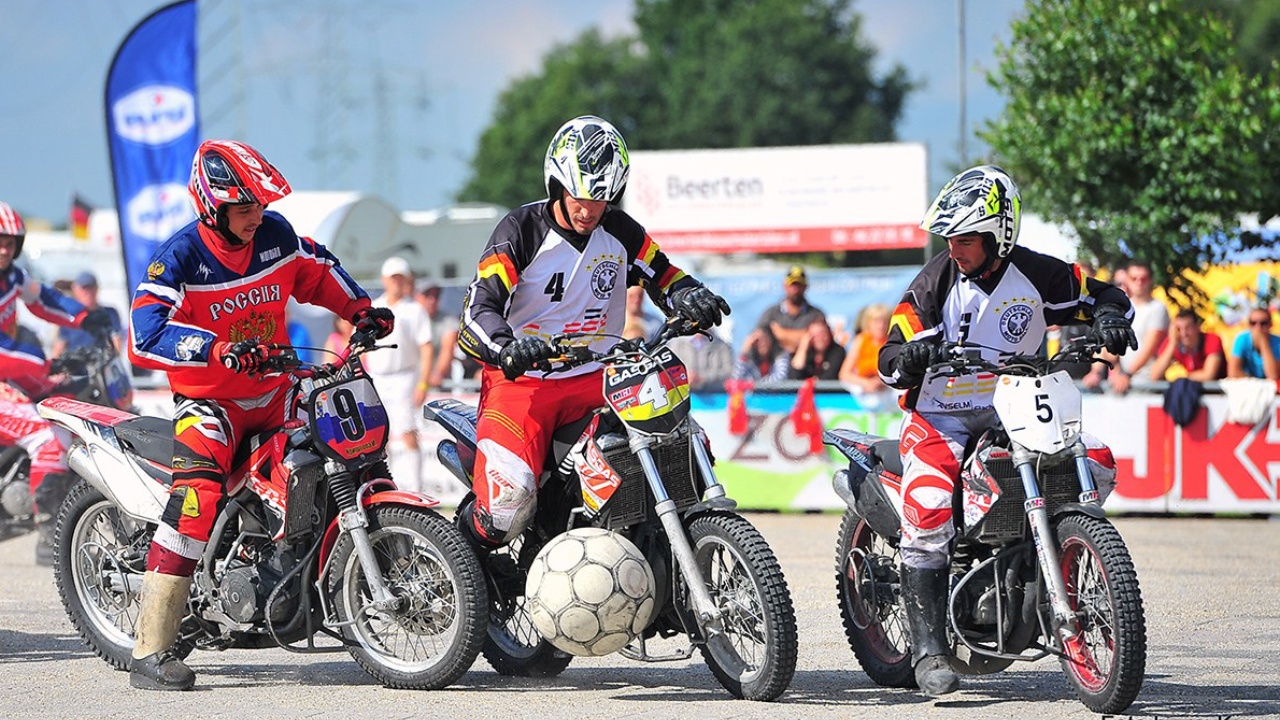 Mon bong da tren motor kich tinh va day nguy hiem hinh anh