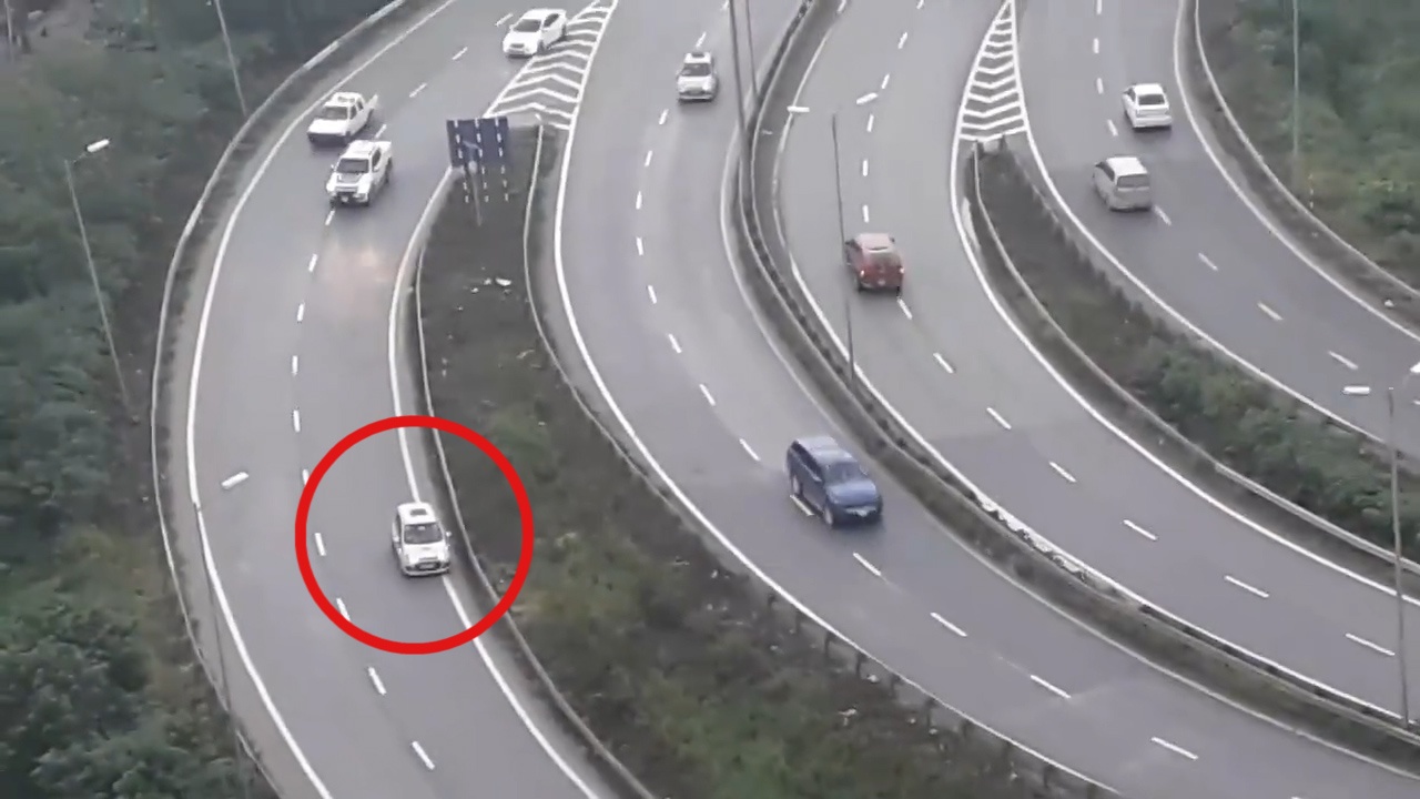 Chiec oto than nhien lui xe ngay khuc cua tren cao toc hinh anh