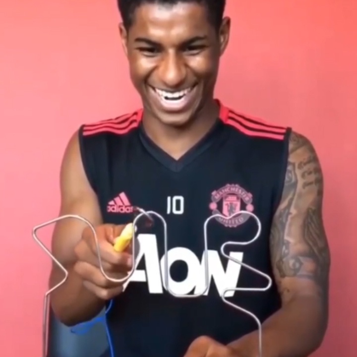 Rashford phan khich giai ma tro choi giong trong phim Mr.Bean hinh anh