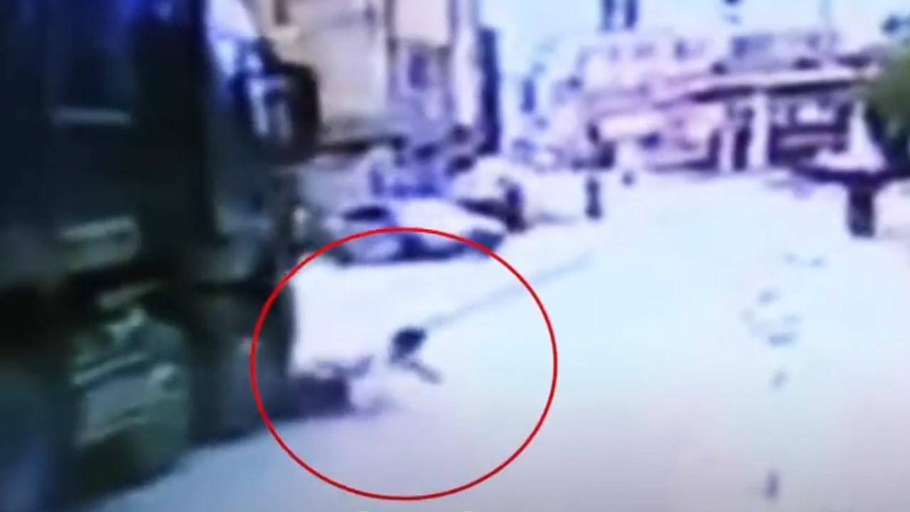 Bi xe tai keo le, nguoi dan ong Trung Quoc may man thoat chet hinh anh